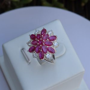 Anillo Flor Circones Rubí