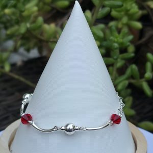 Pulsera Corazones y esferas, cristal rojo